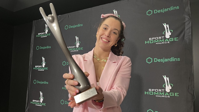 Mary-Sophie Harvey tient son prix entre ses mains.