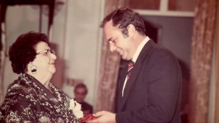 Mary Two-Axe Earley et le gouverneur général du Canada, Edward Richard Schreyer.