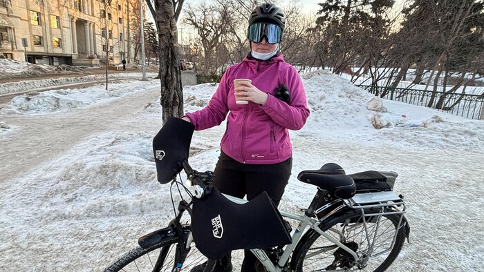 une femme seule avec son vélo