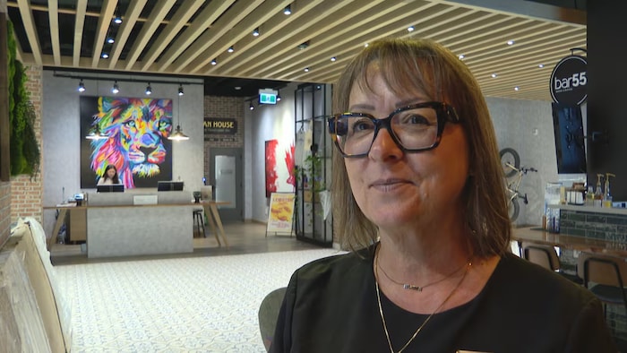 Maryse Cormier-Foo interviewée dans un café.