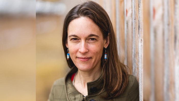 La femme sourit à l'extérieur.