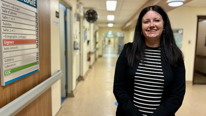 Maryse Pelletier dans un corridor d'hôpital.