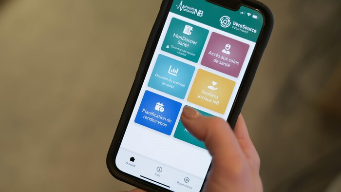 Un téléphone intelligent sur lequel est affichée l'application MaSantéNB.