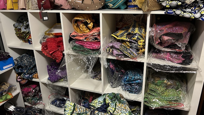 Des robes sur une étagère.