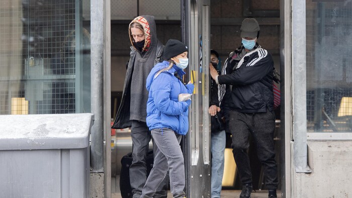Des personnes masquées sortent du métro de Montréal.