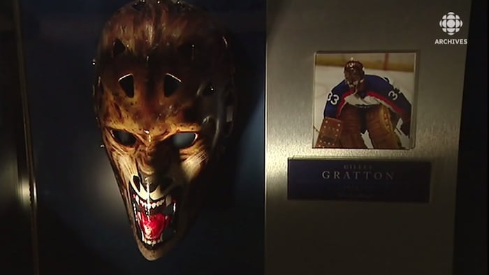 Masque de tigre du gardien de but Gilles Gratton et photo encadrée de Gilles Gratton.