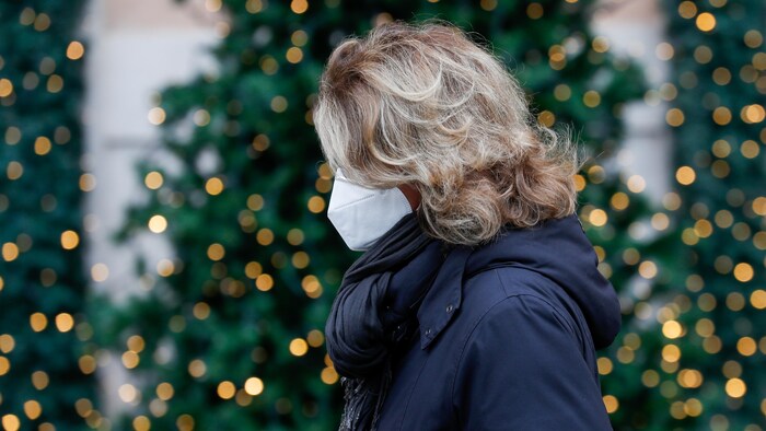 Une femme passe devant des sapins de Noël à Rome, en Italie, le 2 décembre 2020.