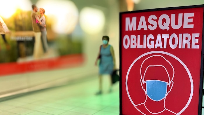 Une affiche indiquant « Masque obligatoire ».