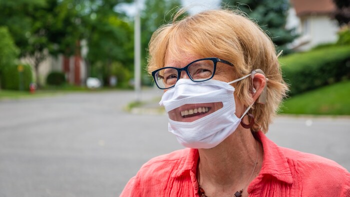 Jeanne Choquette, présidente d'Audition Québec, porte un masque avec visière qui permet la lecture sur les lèvres. 