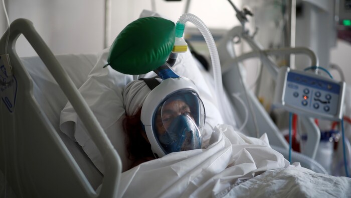 Une patiente utilise le masque de plongée de Décathlon pour respirer.