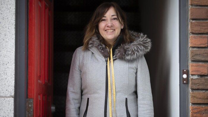 Jackie Zegray dans la porte d’entrée de son logement.