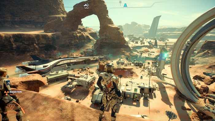 El jugador se encuentra frente a una instalación en un planeta que parece desierto y montañoso. 