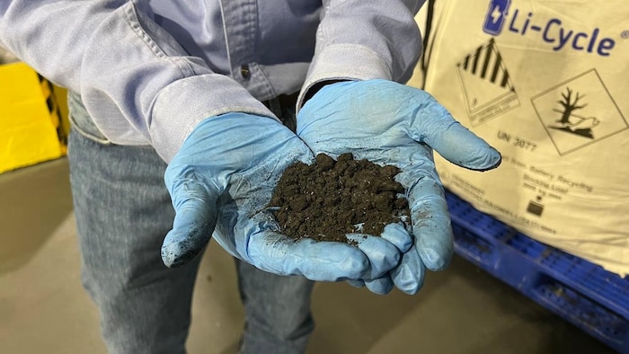 There are 600,000 electric vehicles on the roads. What to do with all these batteries? star-news.press/wp A person has a black dust.