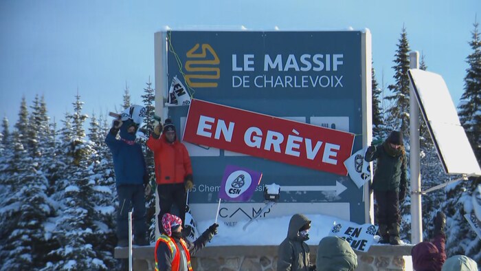 Un panneau du Massif de Charlevoix sur lequel a été ajoutée une affiche avec l'inscription « En grève ».