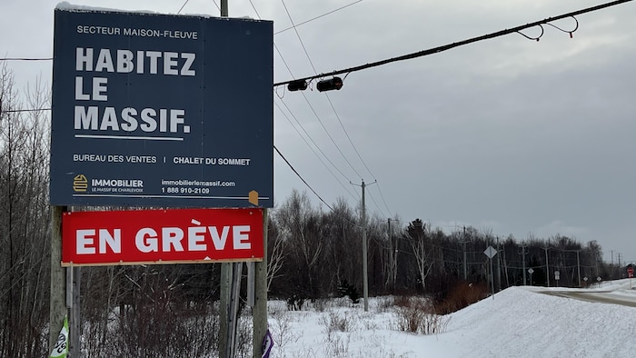 Un panneau qui affiche que le Massif de Charlevoix est en grève.  