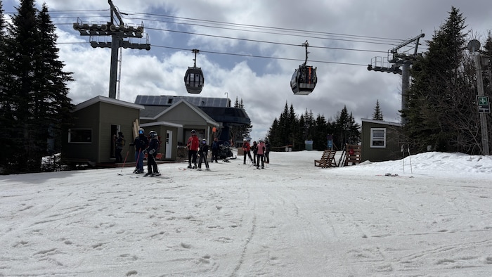 Des gondoles dans une station de ski.