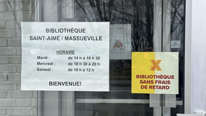 Une affiche sur la porte d'une bibliothèque.
