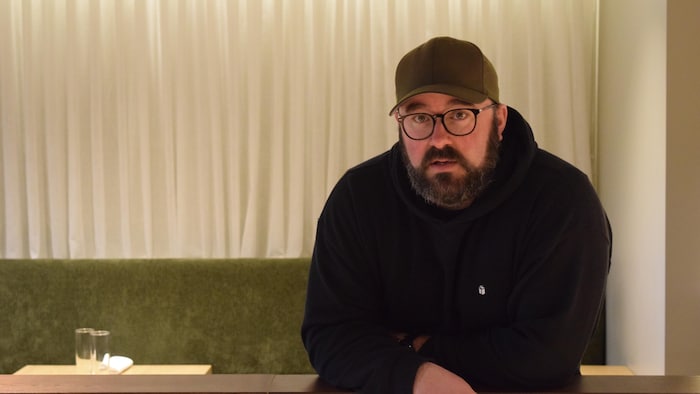 Simon Mathys dans un restaurant.