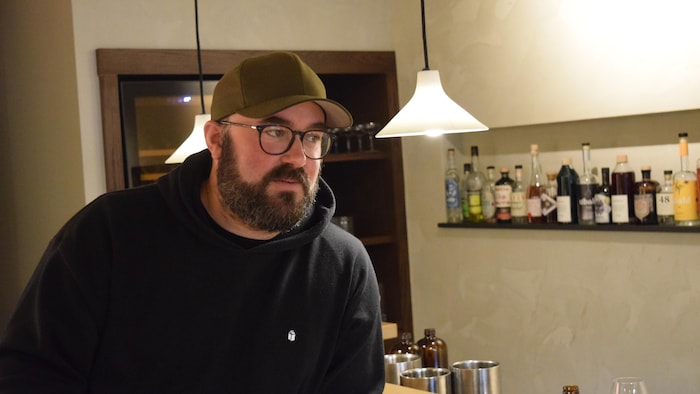 Simon Mathys dans un restaurant.