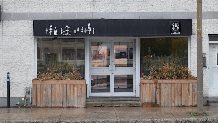 La devanture d'un restaurant.