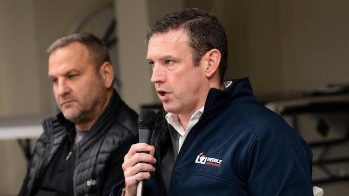 Mat Siscoe, répond à des questions à l’hôtel de ville de St. Andrews le 26 novembre 2025.