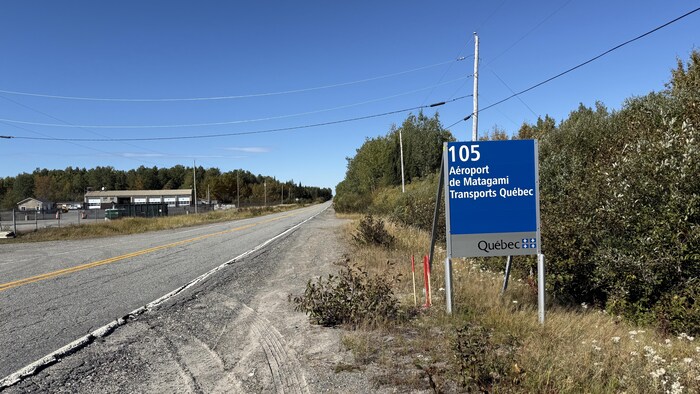 Une affiche indique l'aéroport de Matagami.