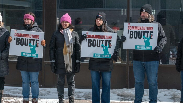 Des manifestants dans la rue st Jérôme à Matane au printemps 2026. 