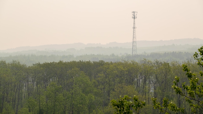 Une antenne à travers le brouillard causé par les feux de forêt