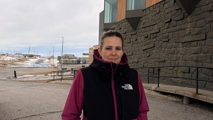 Chantal Lemieux devant un hôtel de Matane.