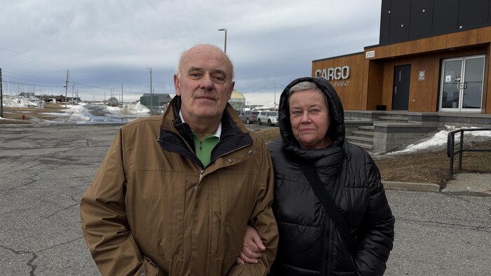 Couple posant devant un hôtel de Matane.
