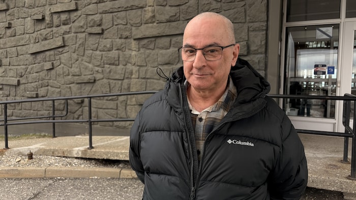 Romain Michaud devant un hôtel de Matane.