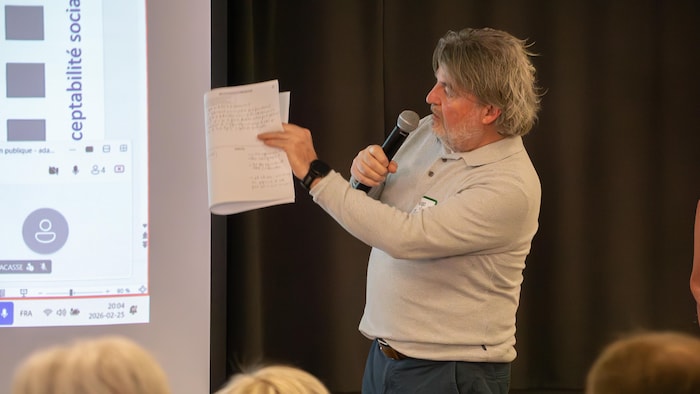 L'homme parle dans un micro.