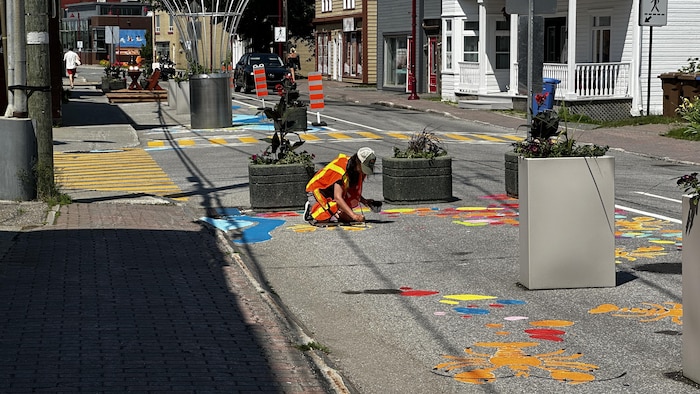Katy Rioux, qui peinture sur le sol.