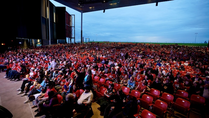 Une salle comble à l'Amphithéâtre Cogeco.