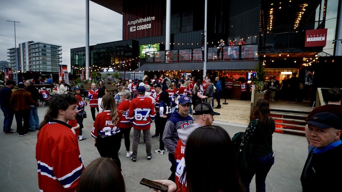 Une foule est à l'extérieur de l'Amphithéâtre Cogeco.