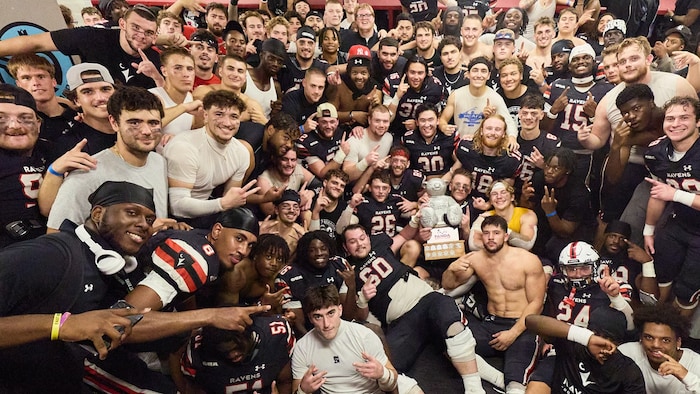 Les joueurs des Ravens célèbrent.
