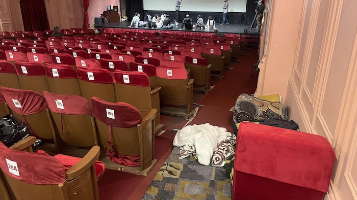 Des matelas sont posés dans un couloir dans une salle de théâtre de Beyrouth.