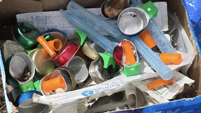 Des accessoires liés à la consommation de drogue.