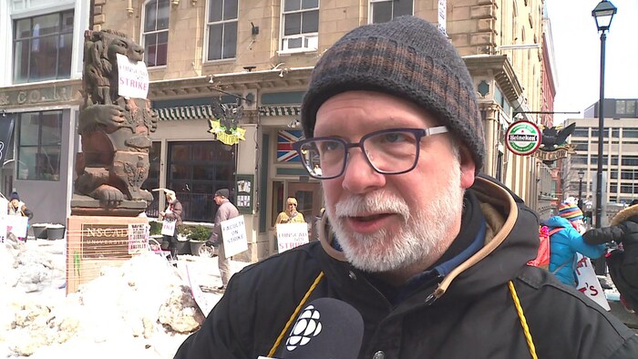 Mathew Reichertz manifeste à l'extérieur du Collège NSCAD le 8 mars 2019 à Halifax.