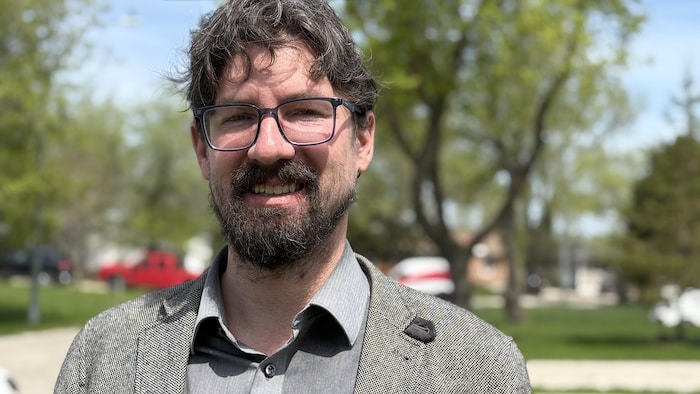 Mathieu Allard souriant le 25 mai 2026.