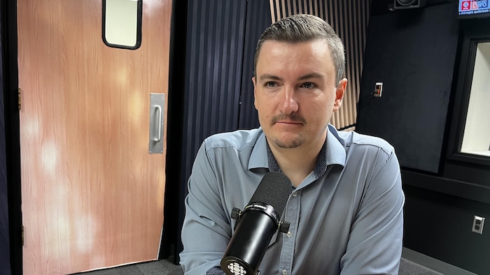 Un homme dans un studio radio.