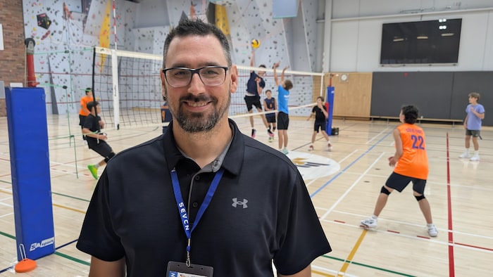 Portrait photo dans un gymnase pendant une séance de volleyball.