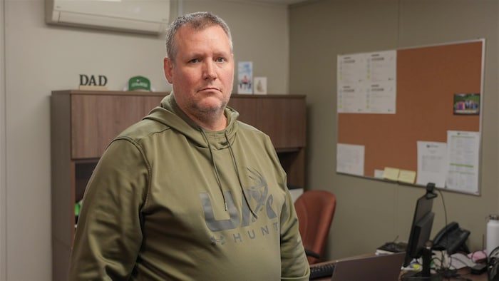 Mathieu Caron est dans son bureau à l'hôtel de ville de Gracefield.
