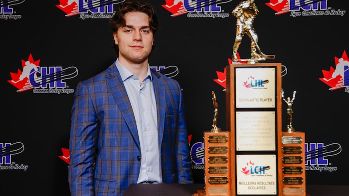 Mathieu Cataford avec son trophée.