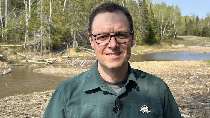 Le directeur du parc national Forillon, Mathieu Côté à l'extérieur dans le parc. 