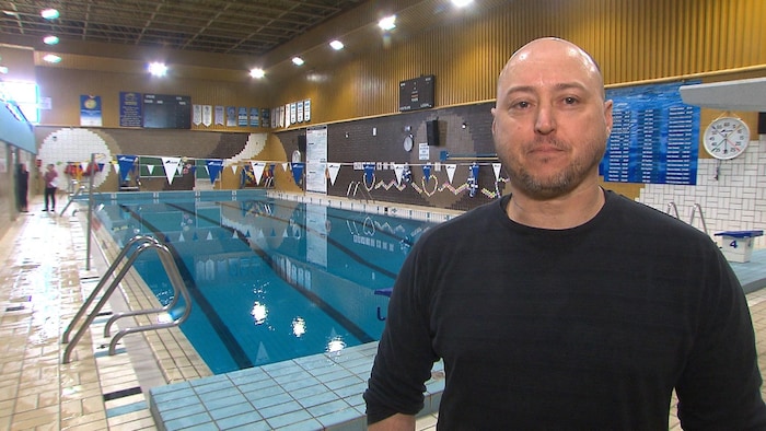 Mathieu Fortin devant une piscine intérieure.