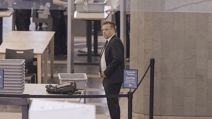 Photo de Mathieu Gingras à la sécurité du palais de justice de Québec.