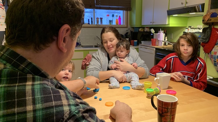Mathieu Hirschy en compagnie de sa famille, dont ses filles, Éléonore et Abigaëlle, ainsi que son beau-fils, Nathan. 