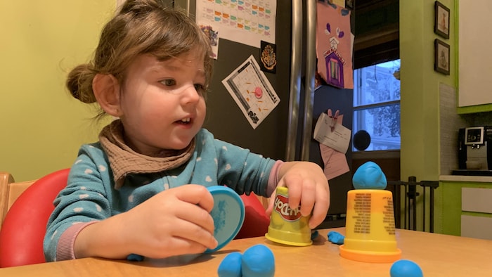 Éléonore est atteinte d'une maladie rare, qui force ses parents à l'amener régulièrement à l'hôpital. 