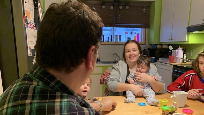 Mathieu Hirschy et Stéfanie Toussaint se sont rencontrés en ligne, alors que le premier vivait toujours en France. 
